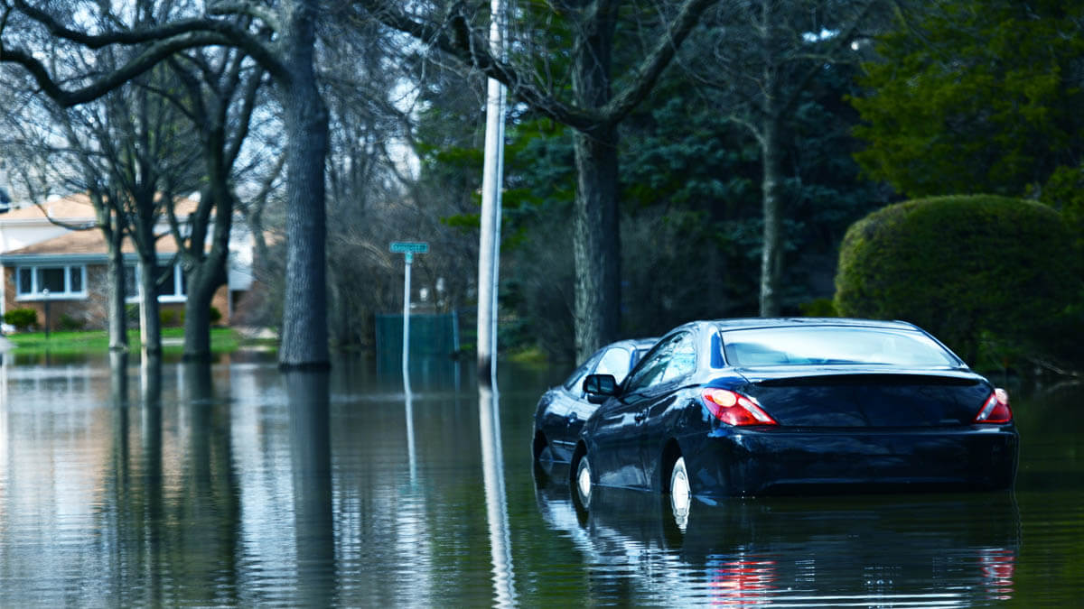 Evita invalidar tu seguro de auto en caso de inundaciones