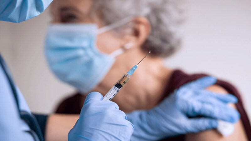 ¿Cómo deben registrarse los adultos mayores para recibir la vacuna contra el COVID?