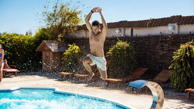 ¿Las albercas son un lugar de riesgo en esta temporada?